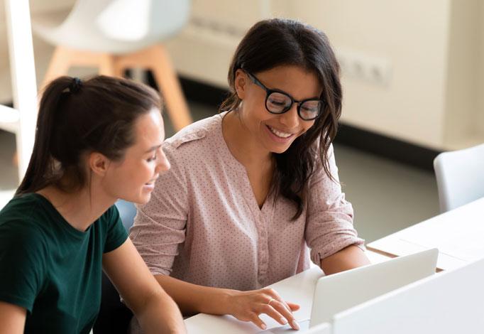 Collaboratrices consultant le rapport